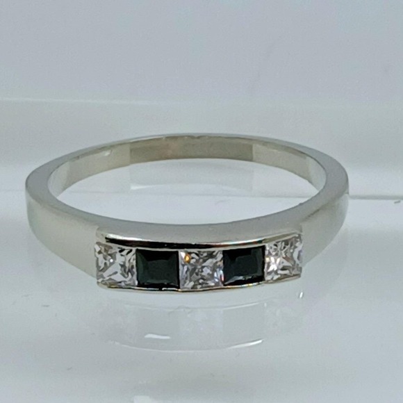 Vintage 90s Silver Princess Cut Black White Stone Channel Set Band Ring Size 10 - Picture 7 of 13